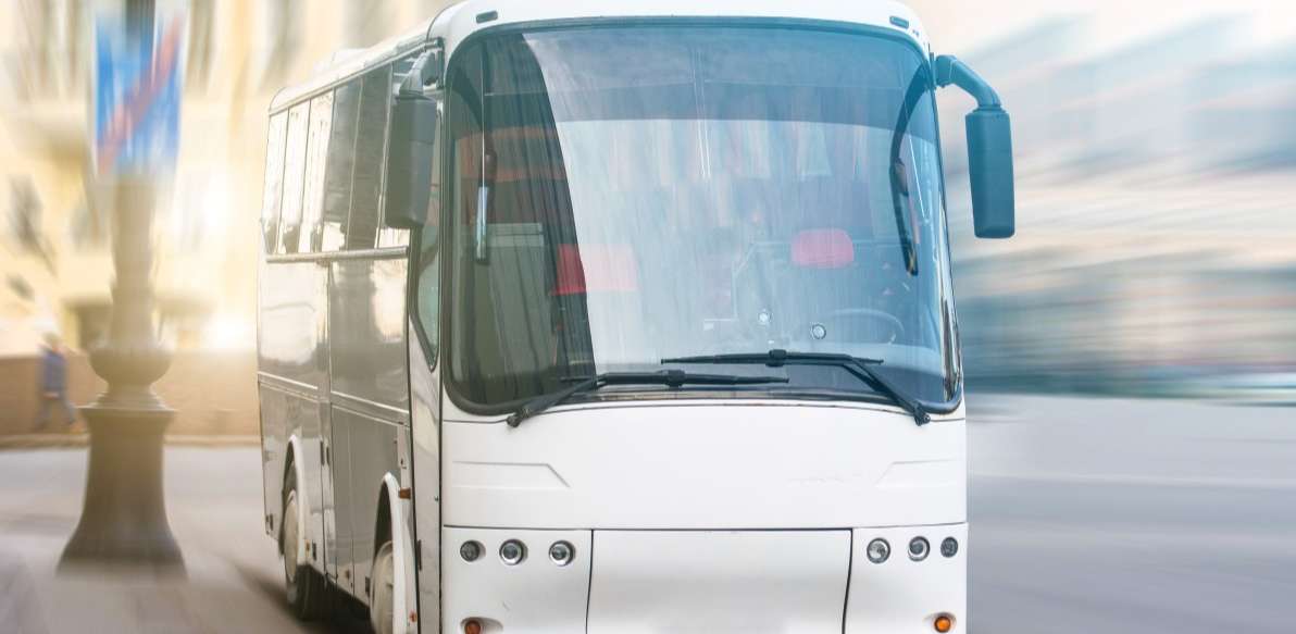 1192 覓知網(wǎng)_現(xiàn)代公交客車(chē)在瀝青高速行駛中的前沿景觀_1587279.jpg