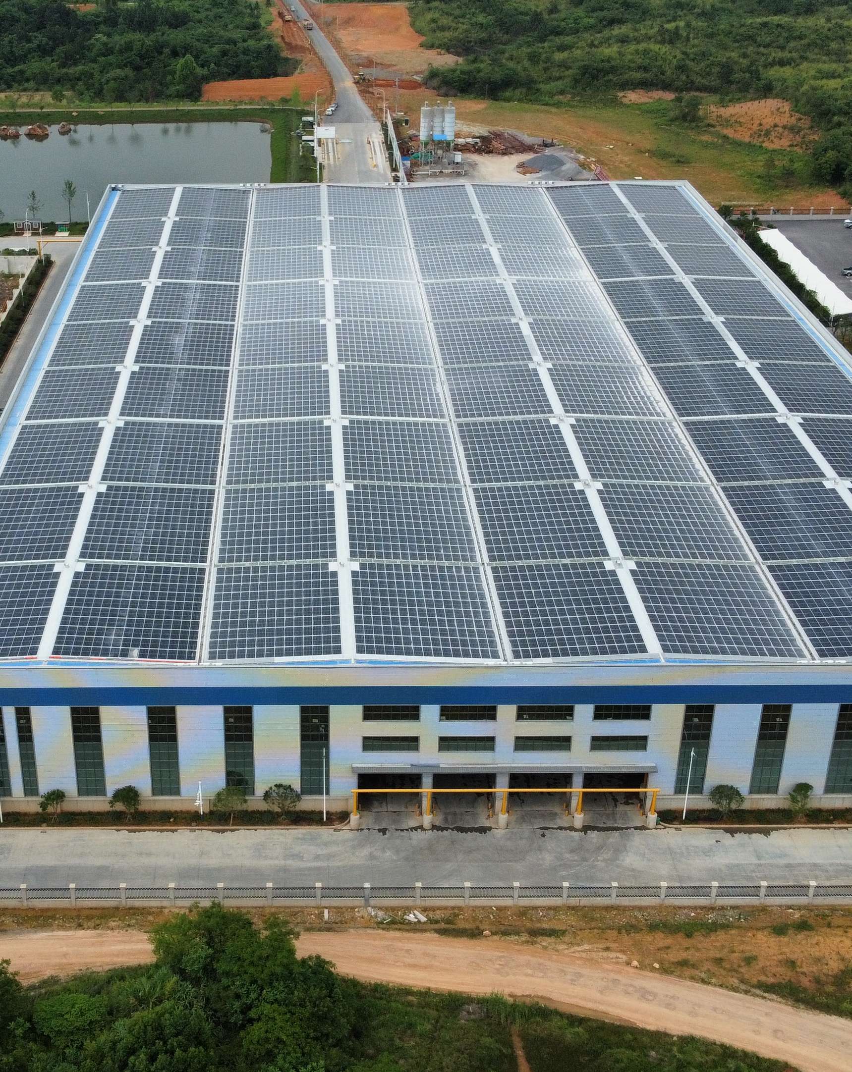 2022年4月，安徽池州匯成物資4MW光伏發(fā)電BIPV項目，年發(fā)電約400萬度，滿足約40%用電需求.jpg